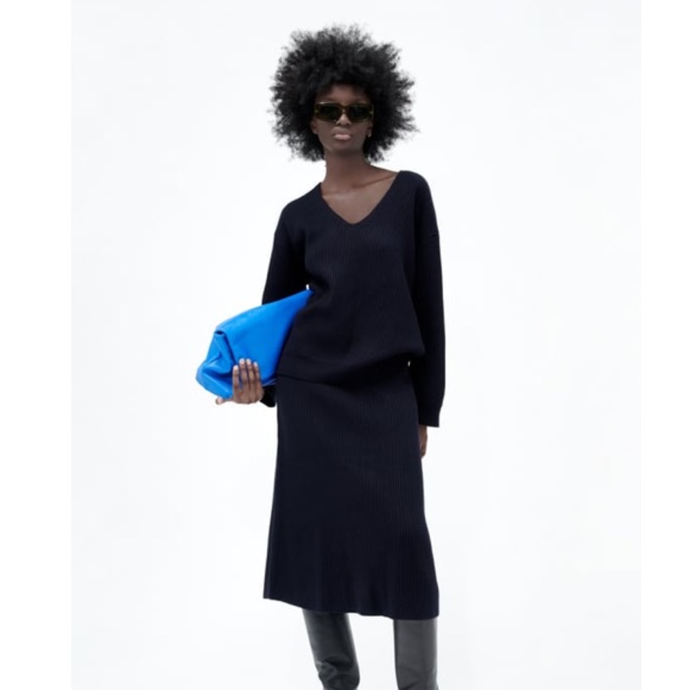 Zara Navy Knit v-neck sweater. Size small, oversized fit